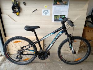 1560 Enfant VTT 24" noir/blanc SPECIALIZED